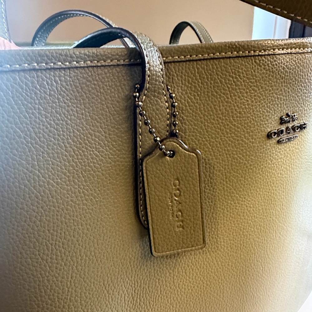 Coach City Tote bag in military green double-face leather - Picture 5 of 12
